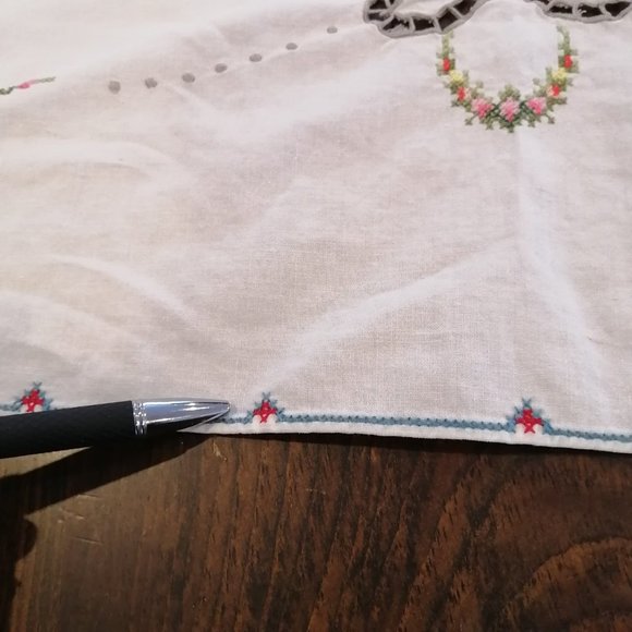 VTG Embroidered Floral Cross Stitch Crochet Tablecloth Hand Stitched Cut Work - Picture 9 of 16